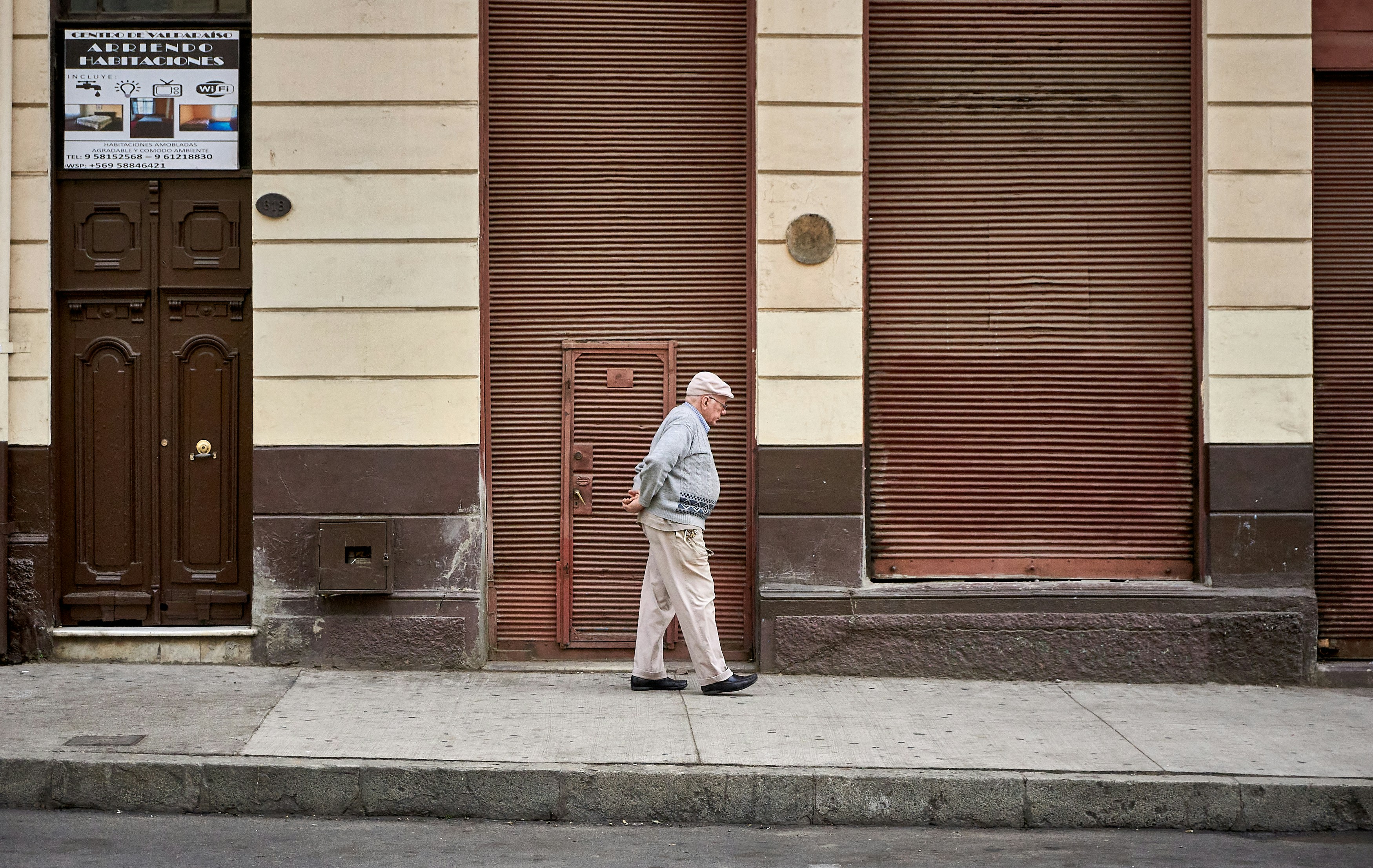 Zatvor u starijoj dobi: Lijekovi koji ‘zaustavljaju’ (opioidi, željezo, antikolinergici), kada na kolonoskopiju i kako složiti plan koji stvarno radi